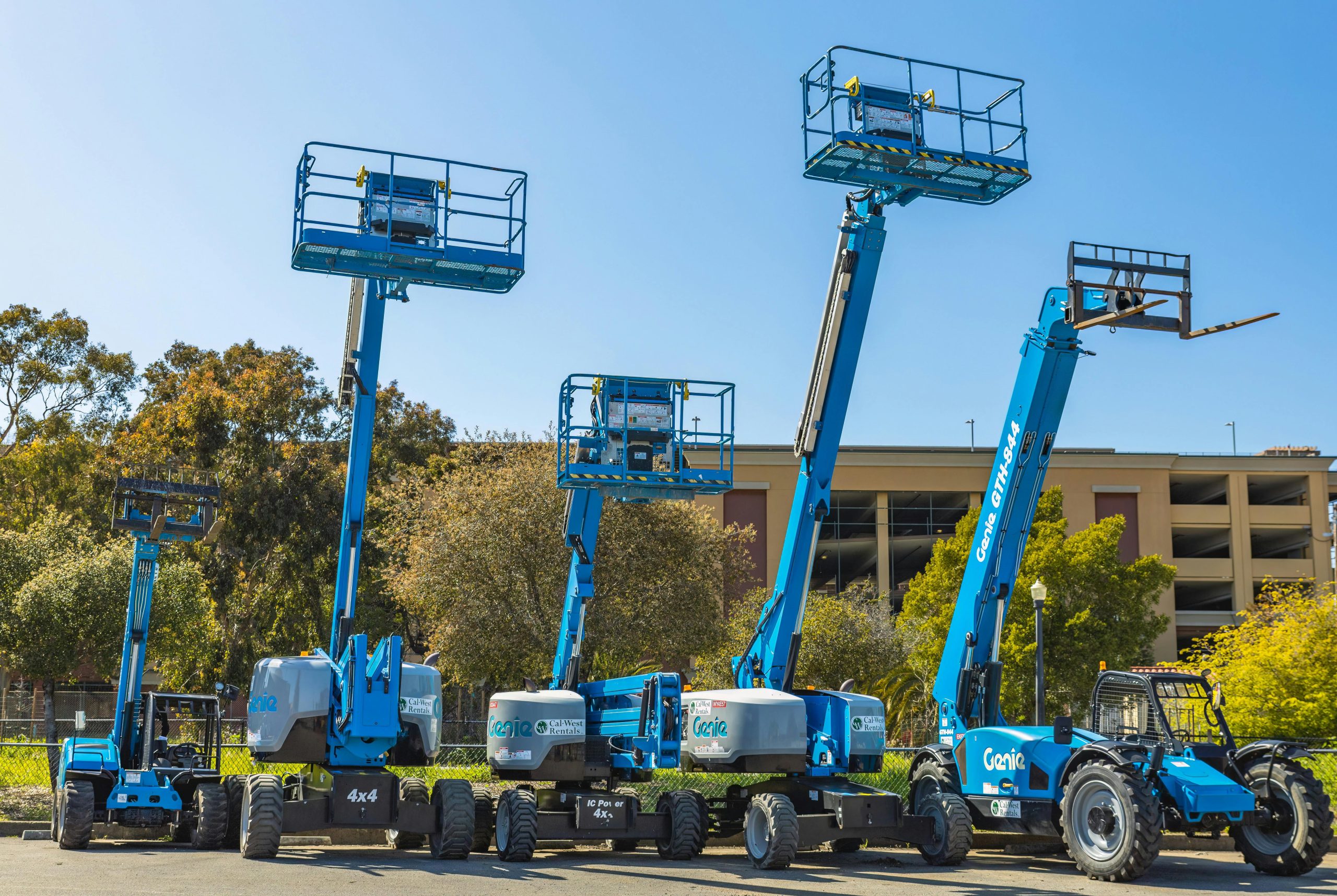 Ideal for lifting both personnel and materials to elevated locations. Perfect for construction, electrical maintenance, and high-reach installations.